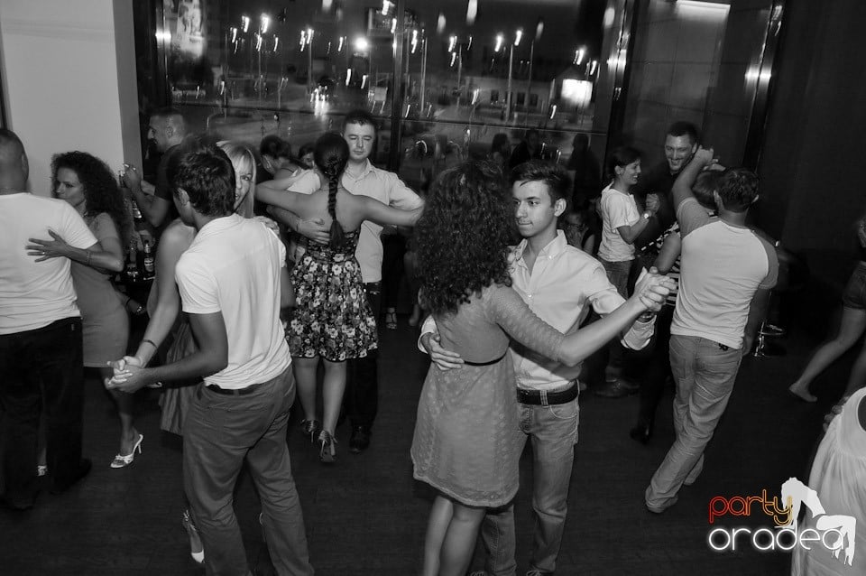 Vineri seara dansăm în Blondy's, 