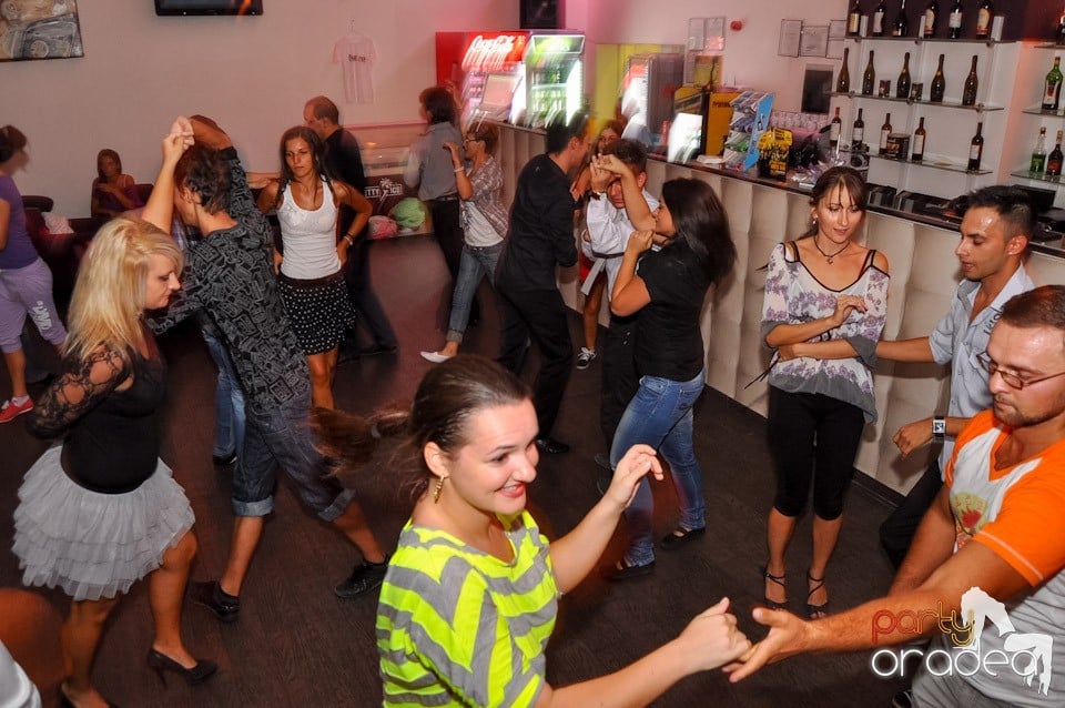 Vineri seara dansăm în Blondy's, 