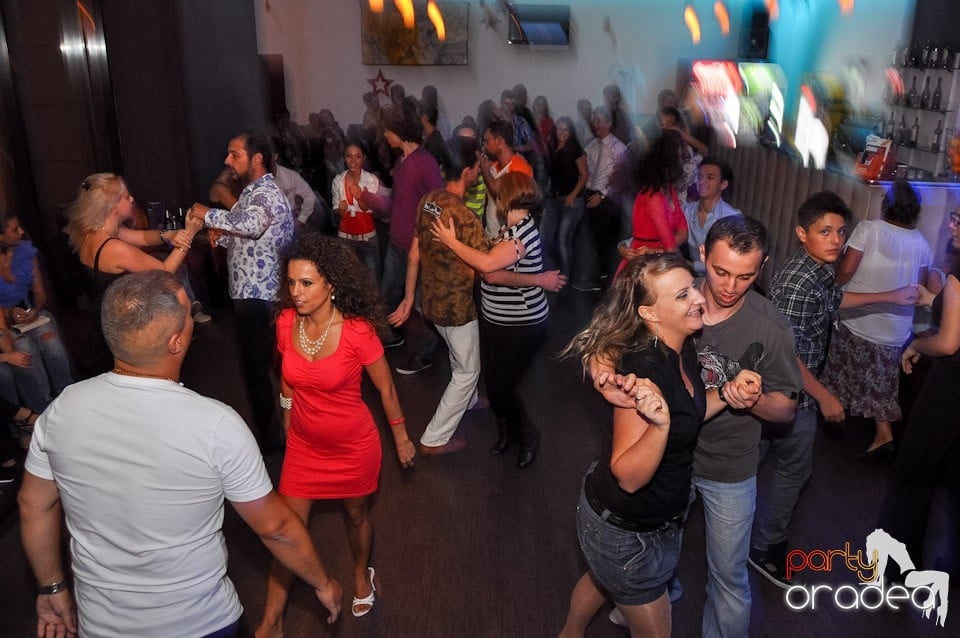 Vineri seara dansăm în Blondy's, 