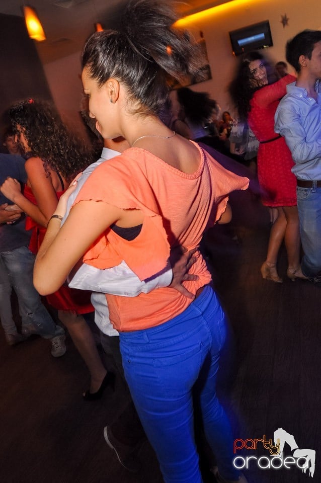 Vineri seara dansăm în Blondy's, 