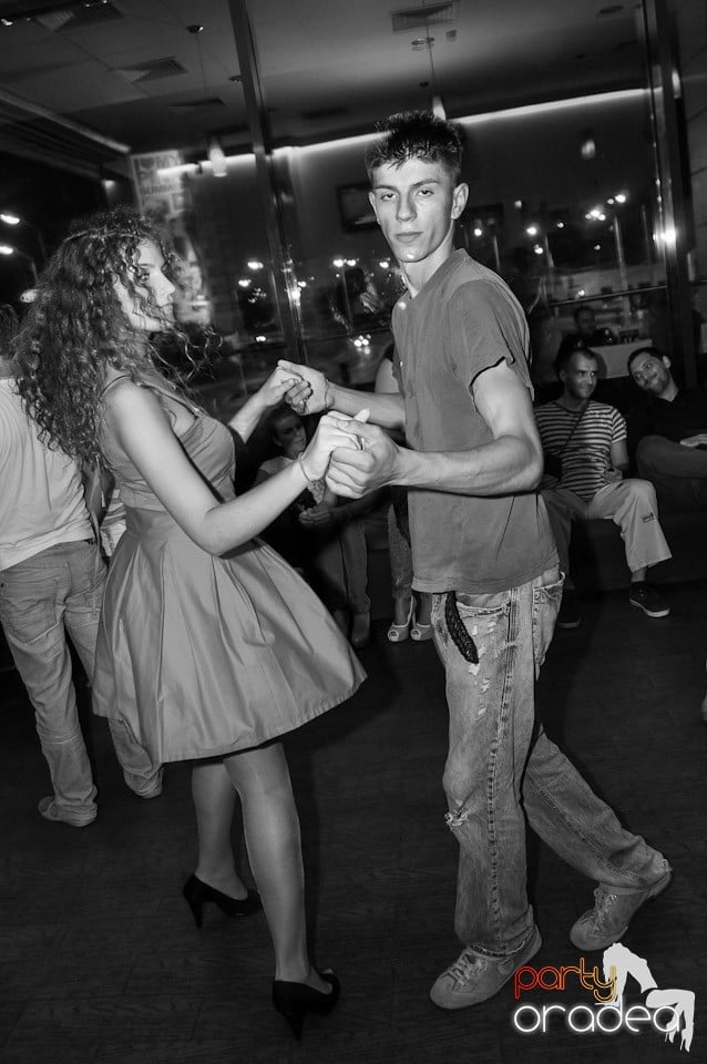 Vineri seara dansăm în Blondy's, 