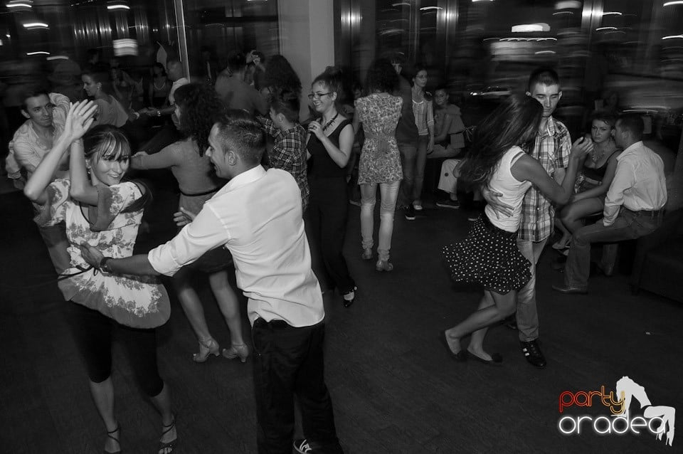 Vineri seara dansăm în Blondy's, 