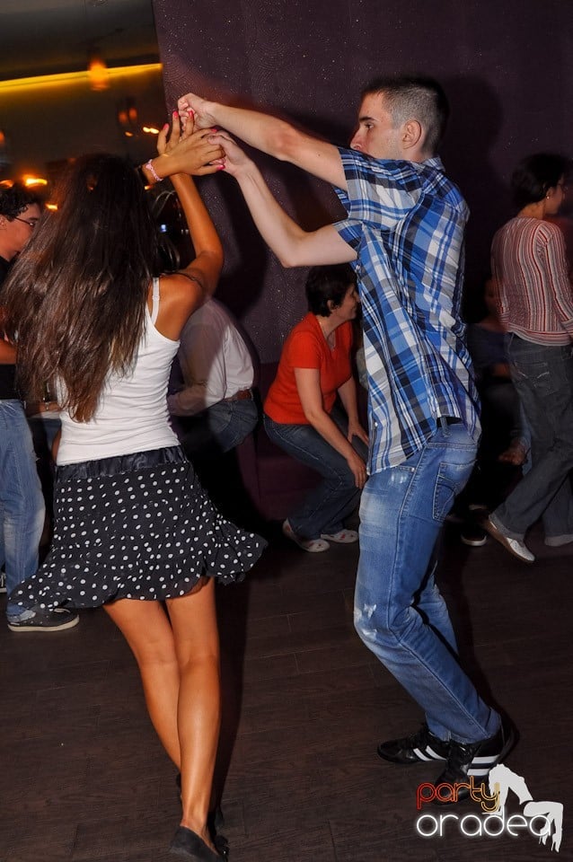 Vineri seara dansăm în Blondy's, 