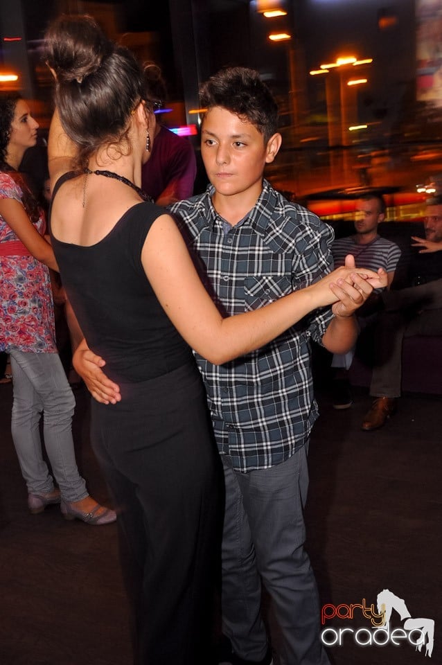 Vineri seara dansăm în Blondy's, 