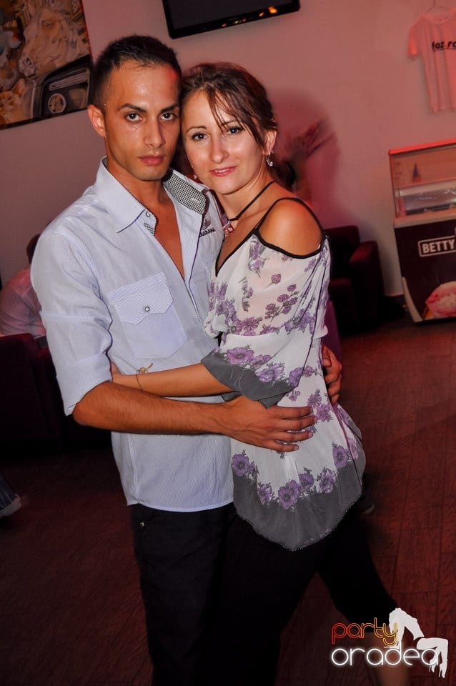 Vineri seara dansăm în Blondy's, 