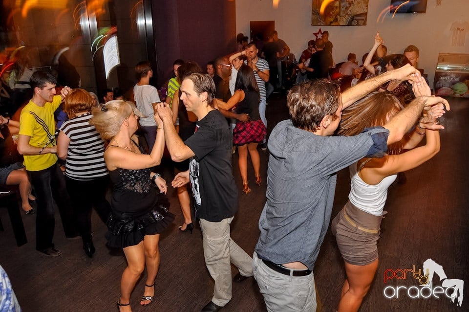 Vineri seara dansăm în Blondy's, 