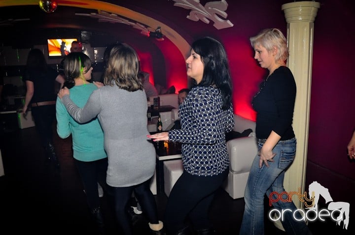 Vineri seara în Club Atti's,