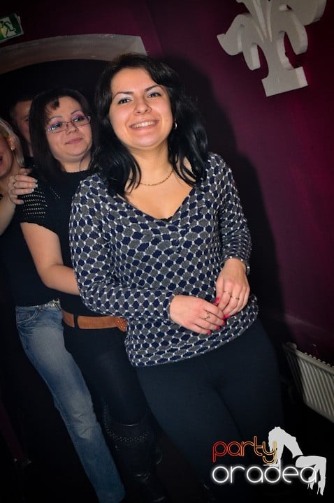 Vineri seara în Club Atti's,