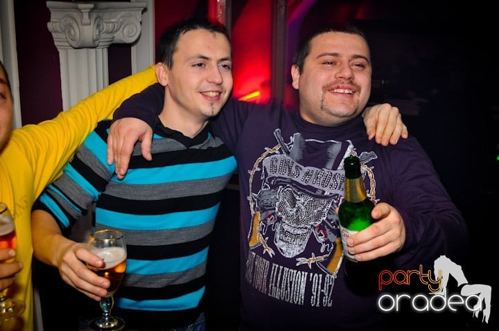 Vineri seara în Club Atti's,