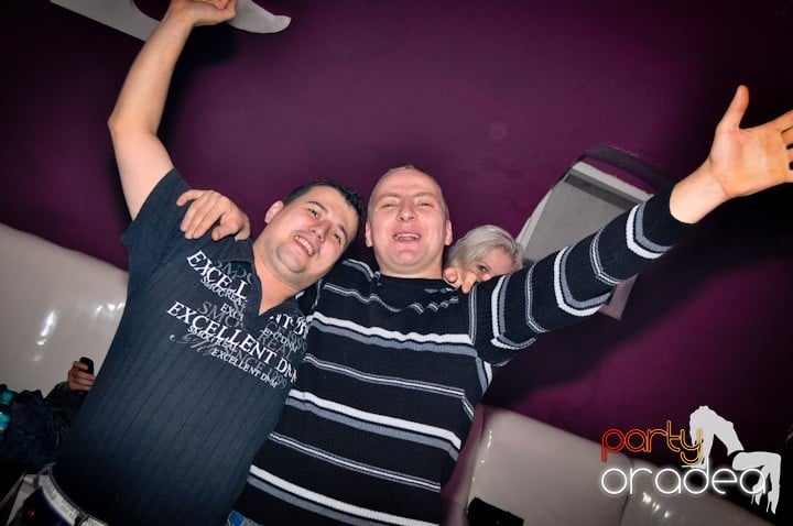 Vineri seara în Club Atti's,