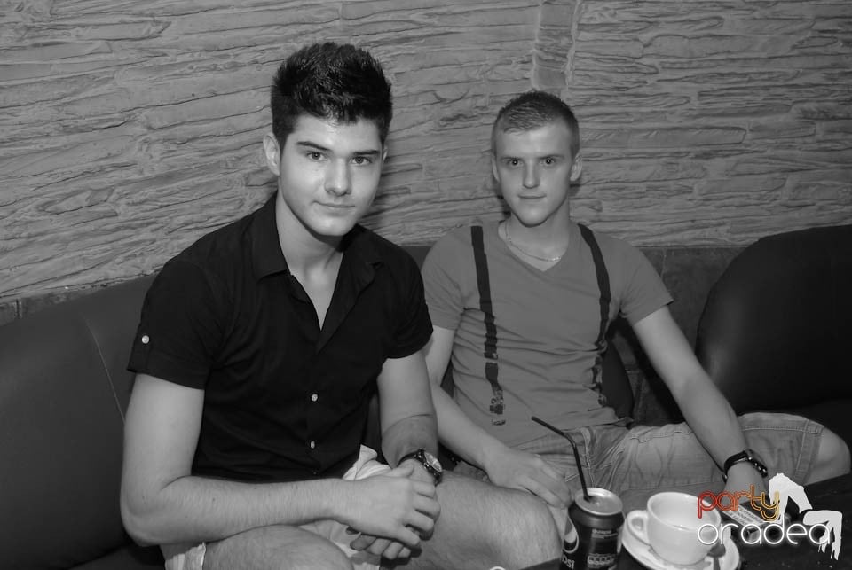 Vineri seara în Club Downtown,