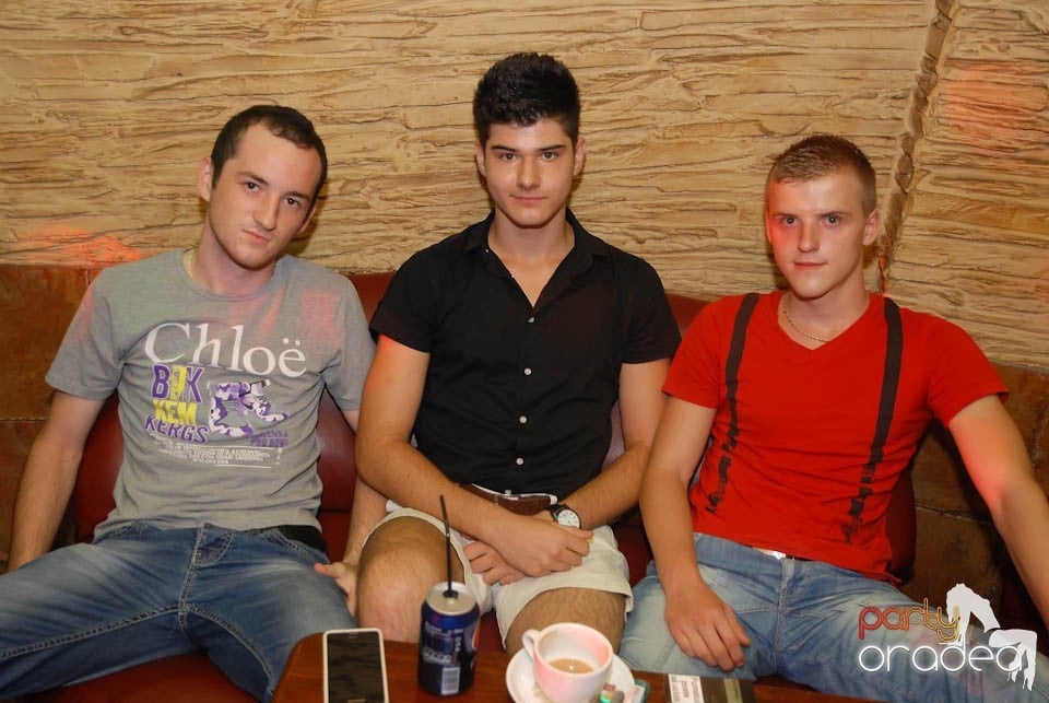 Vineri seara în Club Downtown,