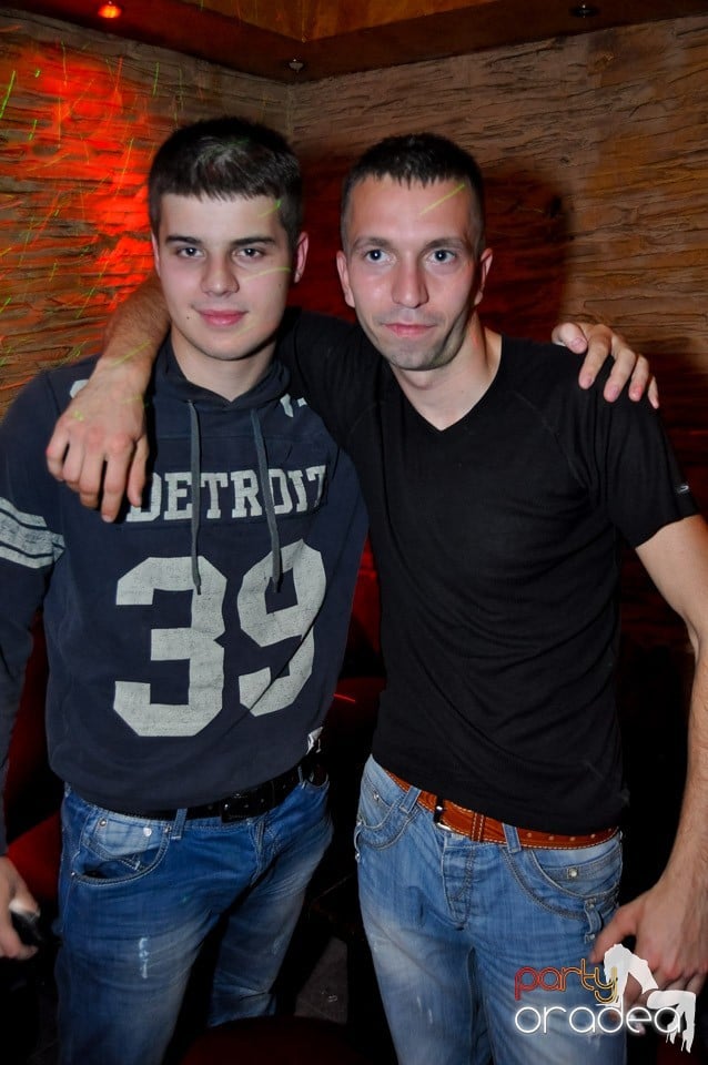 Vineri seara în Club Downtown,