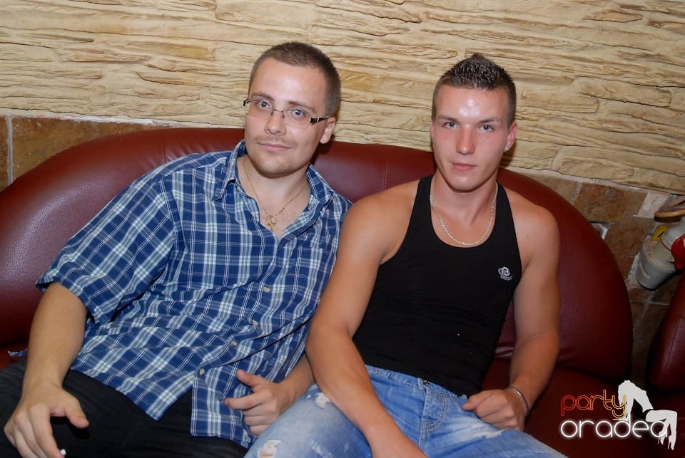 Vineri seara în Club Downtown,