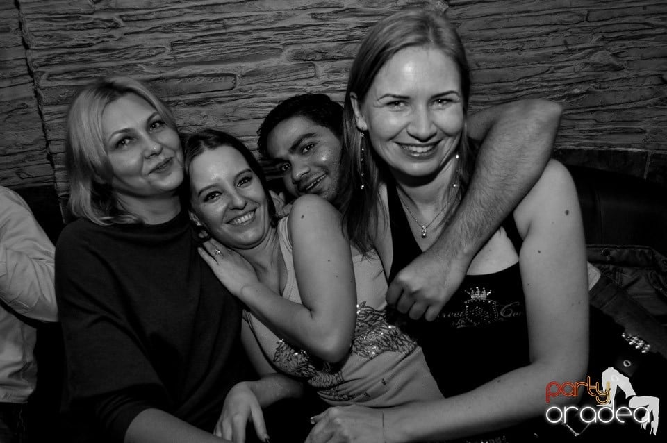 Vineri seara în Club Downtown,