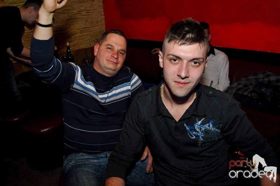 Vineri seara în Club Downtown,
