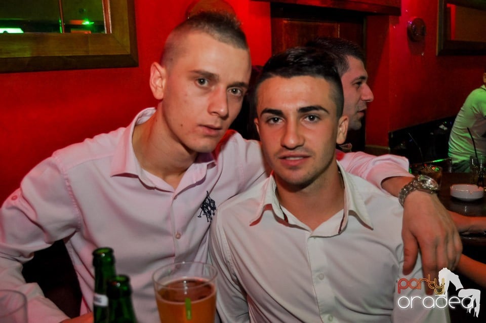Vineri seara în Club Downtown,