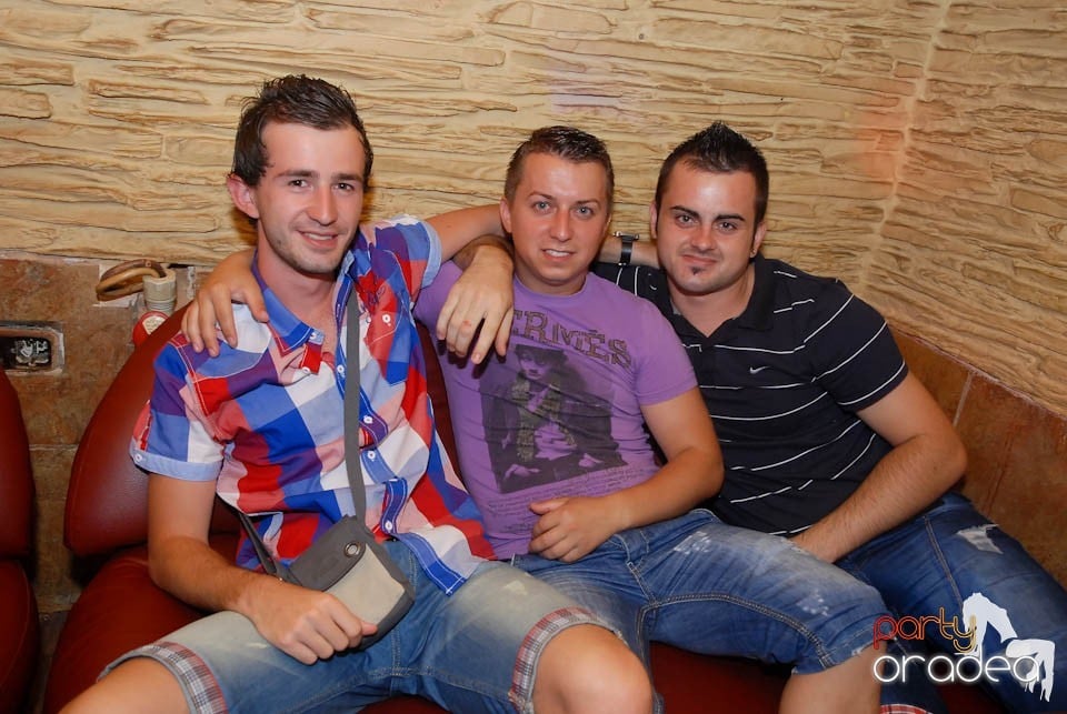 Vineri seara în Club Downtown,