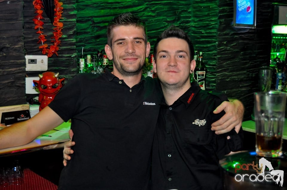 Vineri seara în Club Downtown,