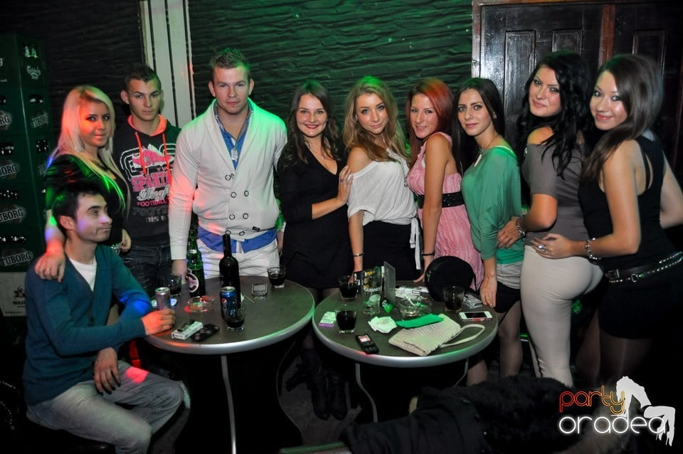 Vineri seara în Club Downtown,