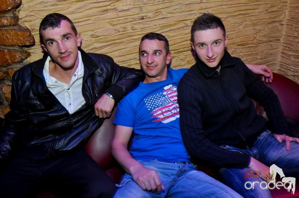 Vineri seara în Club Downtown,