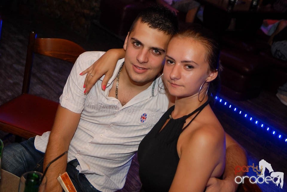 Vineri seara în Club Downtown,
