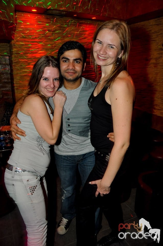 Vineri seara în Club Downtown,
