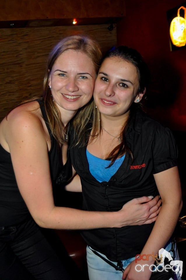 Vineri seara în Club Downtown,