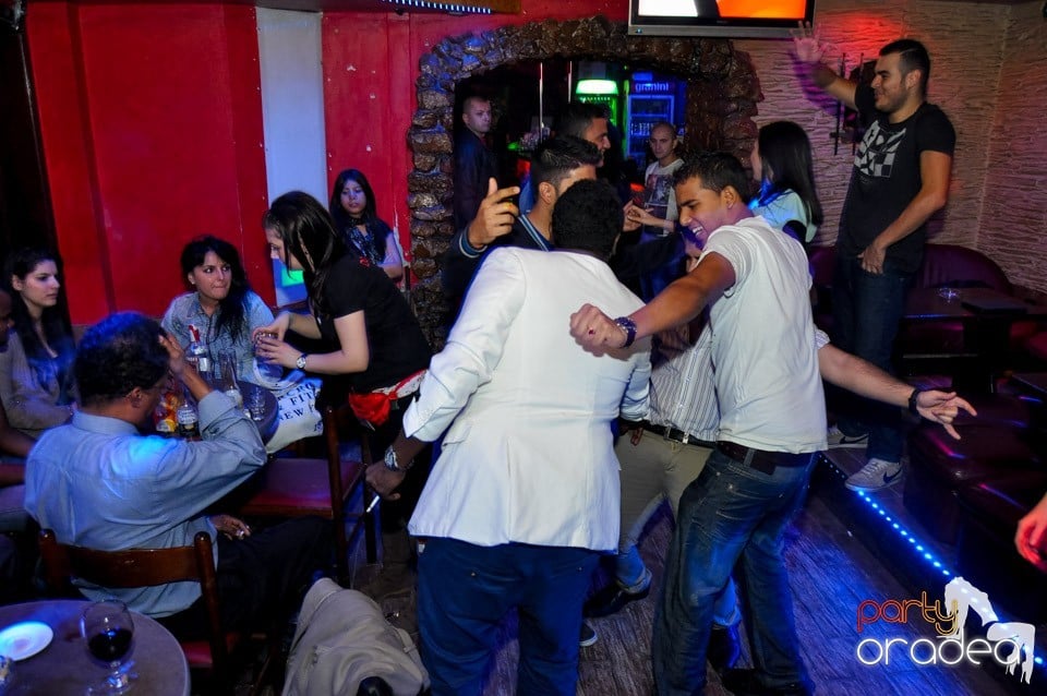 Vineri seara în Club Downtown,