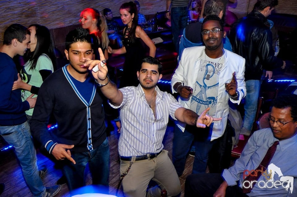 Vineri seara în Club Downtown,