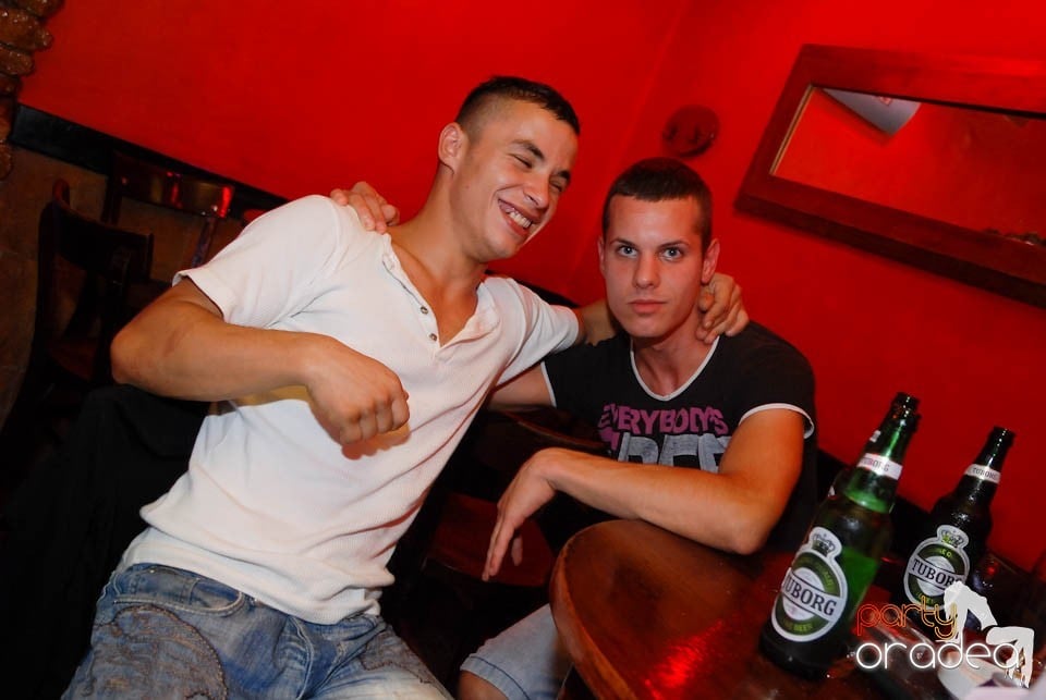 Vineri seara în Club Downtown,