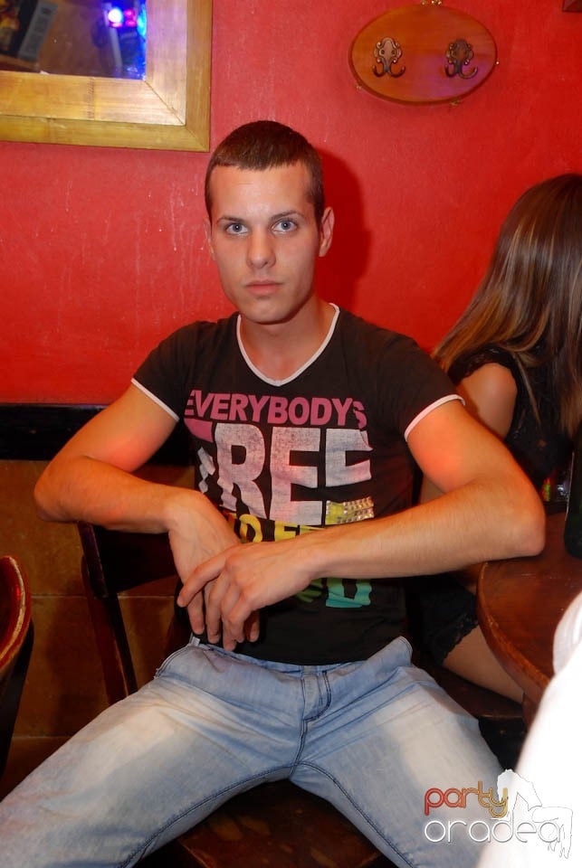 Vineri seara în Club Downtown,