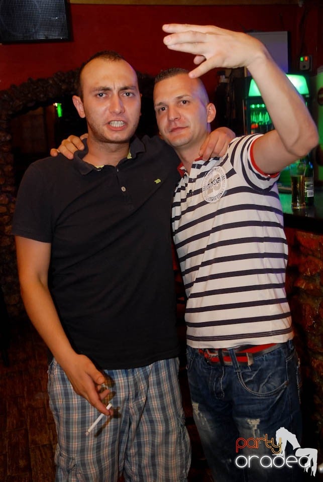 Vineri seara în Club Downtown,