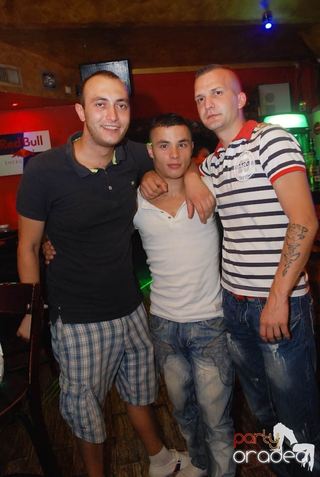Vineri seara în Club Downtown,