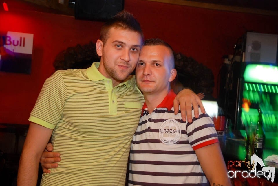 Vineri seara în Club Downtown,