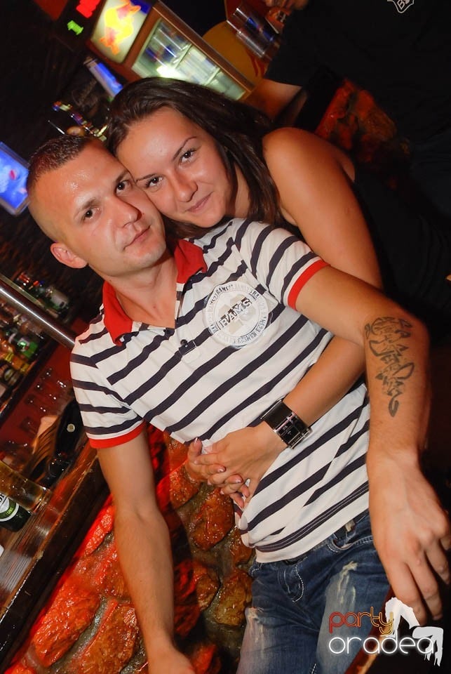 Vineri seara în Club Downtown,