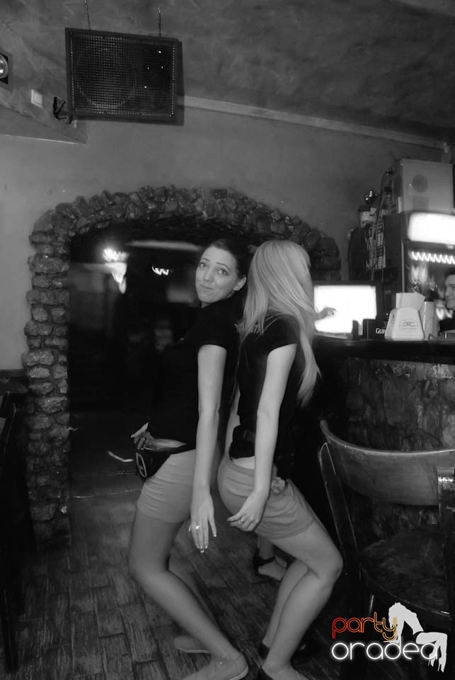 Vineri seara în Club Downtown,