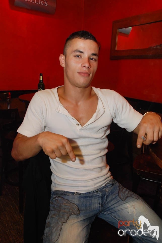 Vineri seara în Club Downtown,