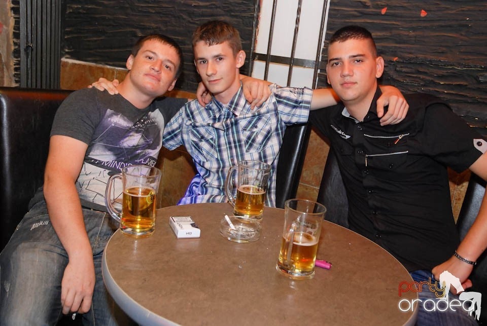 Vineri seara în Club Downtown,