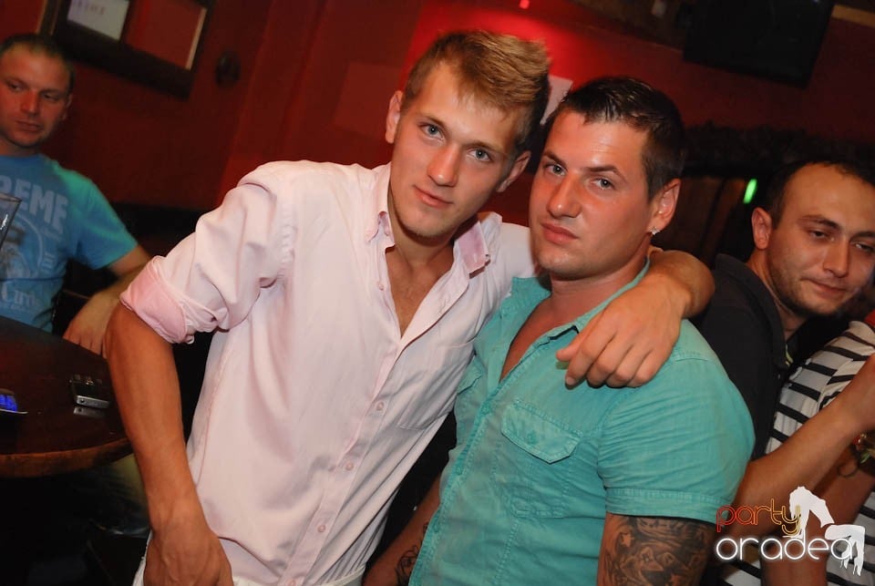 Vineri seara în Club Downtown,