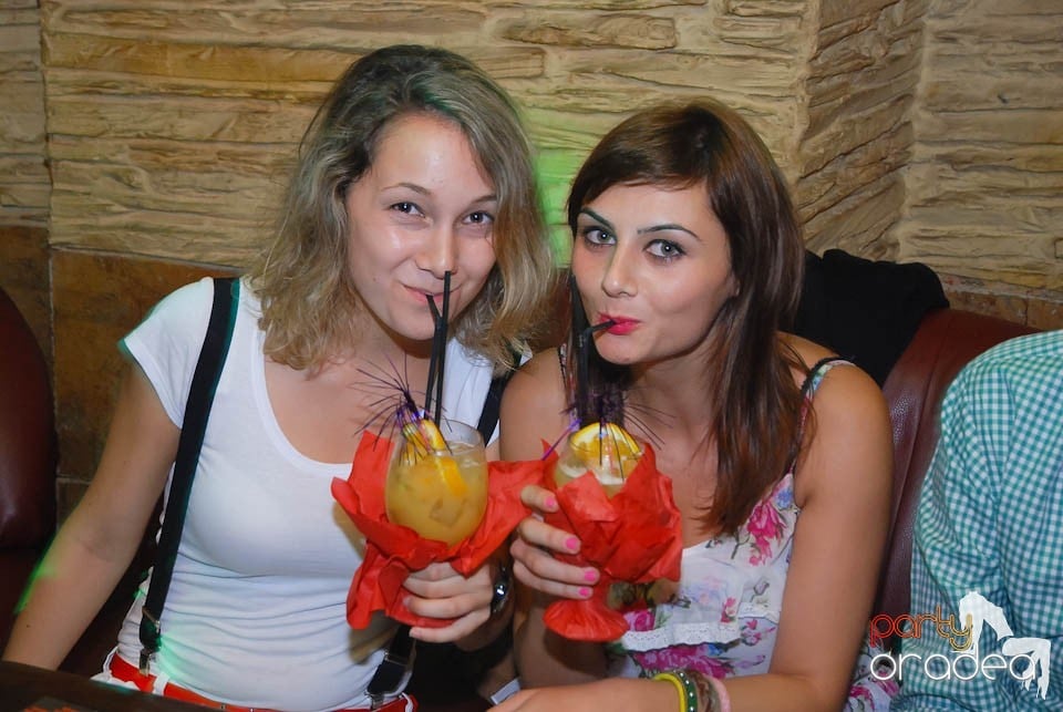 Vineri seara în Club Downtown,