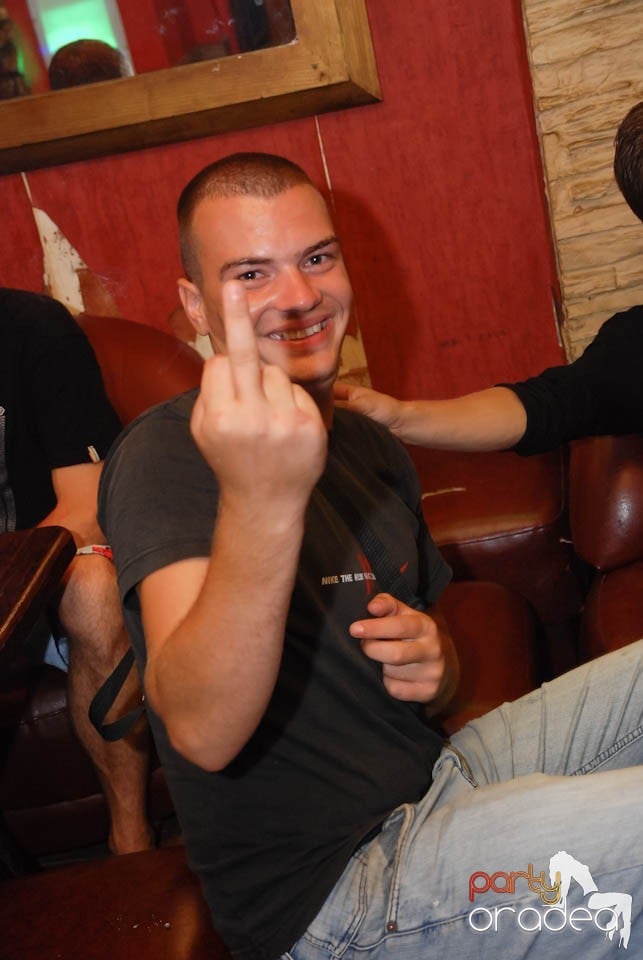 Vineri seara în Club Downtown,