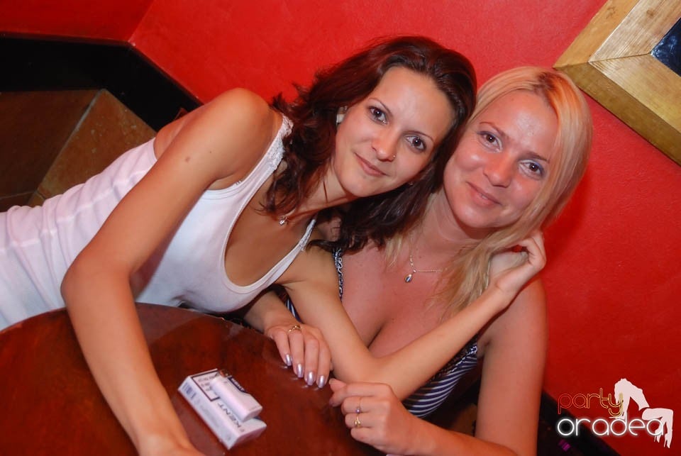 Vineri seara în Club Downtown,