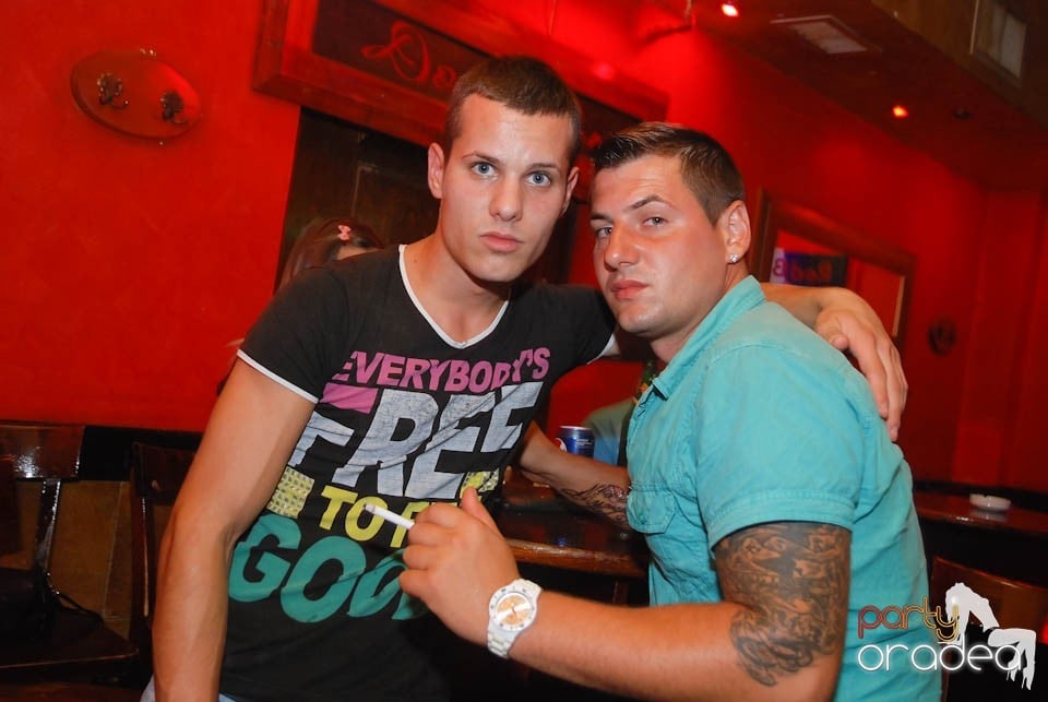 Vineri seara în Club Downtown,