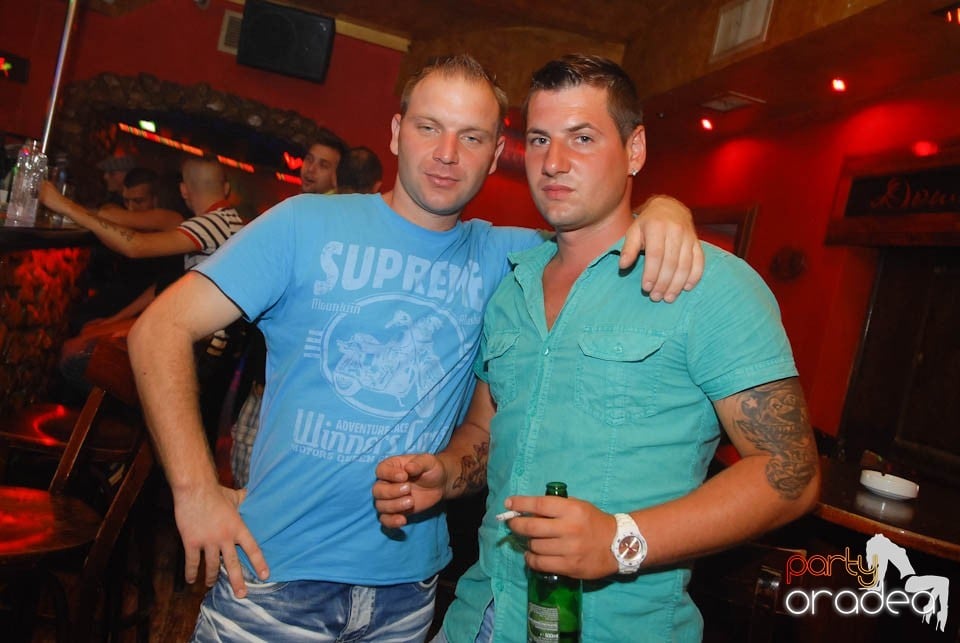 Vineri seara în Club Downtown,