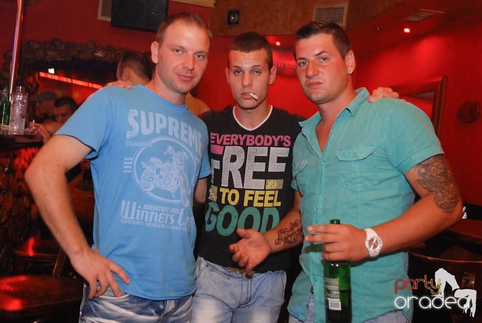 Vineri seara în Club Downtown,