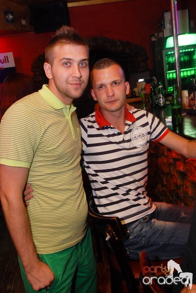 Vineri seara în Club Downtown,