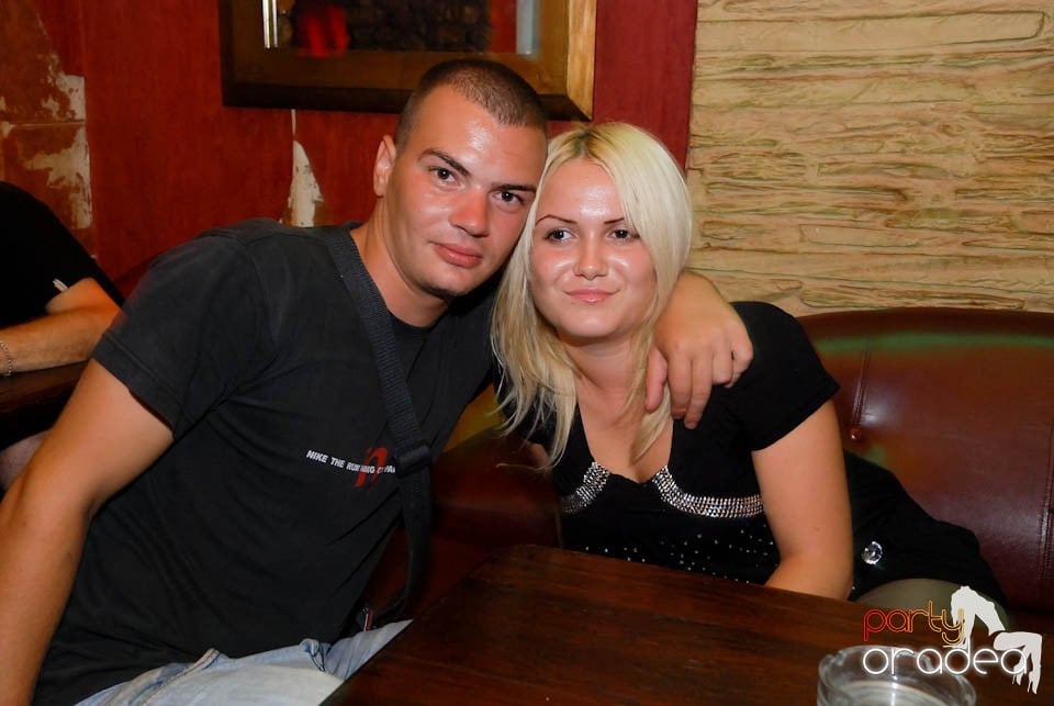 Vineri seara în Club Downtown,