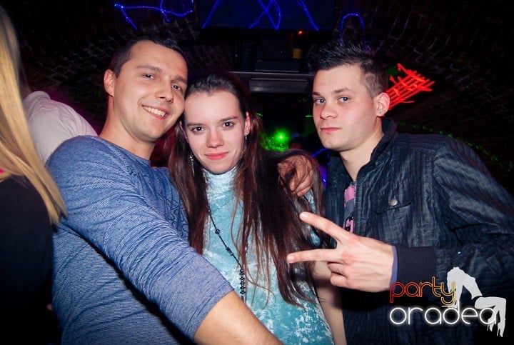 Vineri seara în Club Escape, 