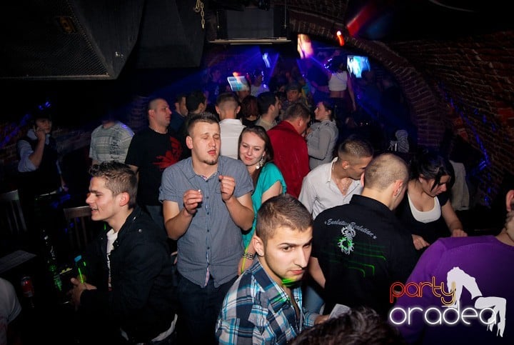 Vineri seara în Club Escape, 